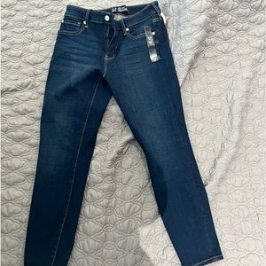 I’m 5’6 - they fit at ankle length. Brand new. I have too many jeans.